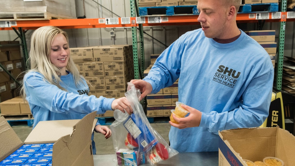 Students packing food parcels