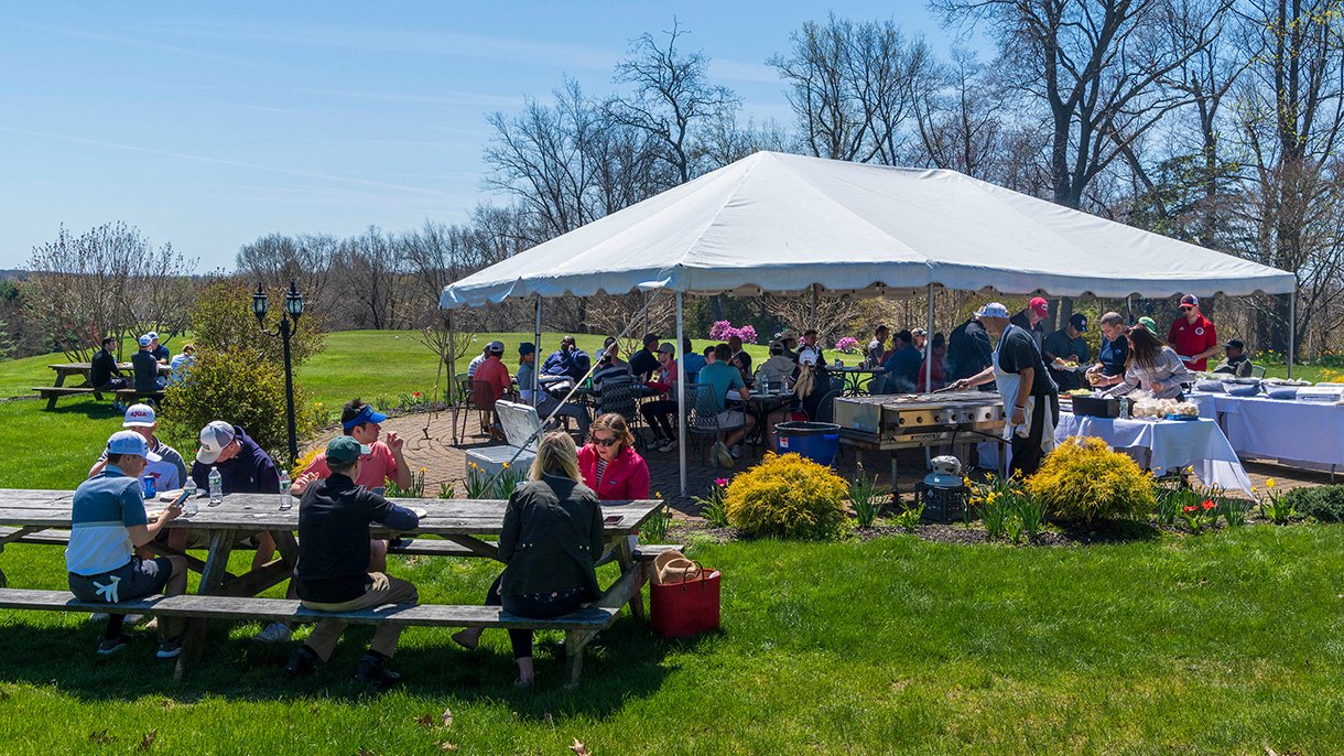 Perfect day for golf, a picnic and networking among students, alumni and faculty.