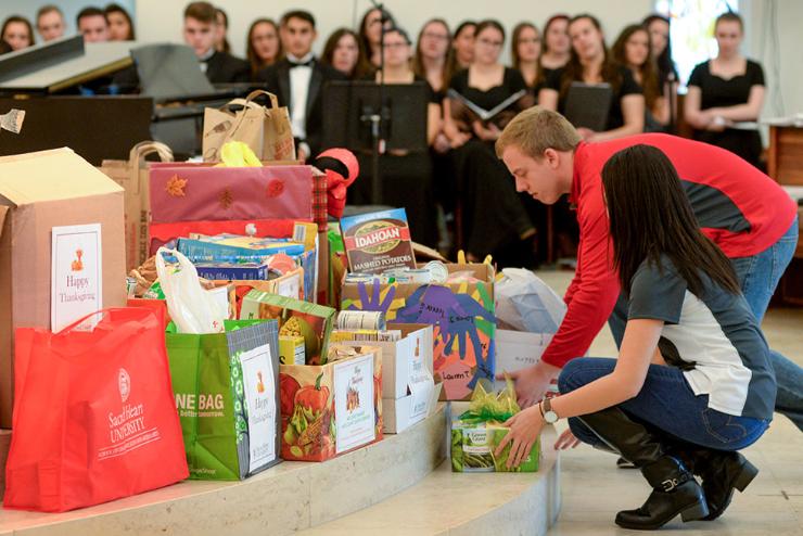 two people dropping of Thanksgiving food donations