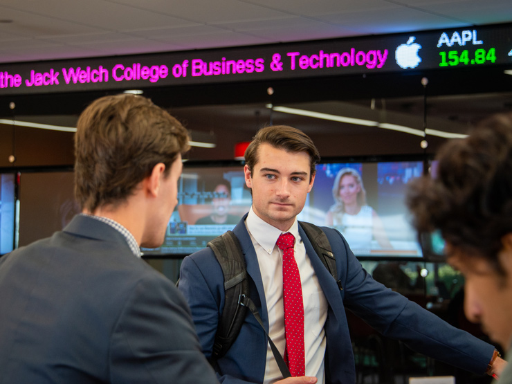 Business students in finance lab