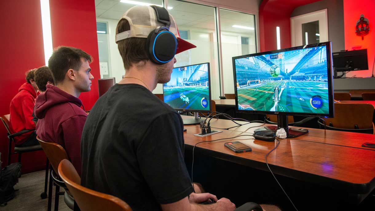 The esports team competes in the CT showcase in the AI lab.