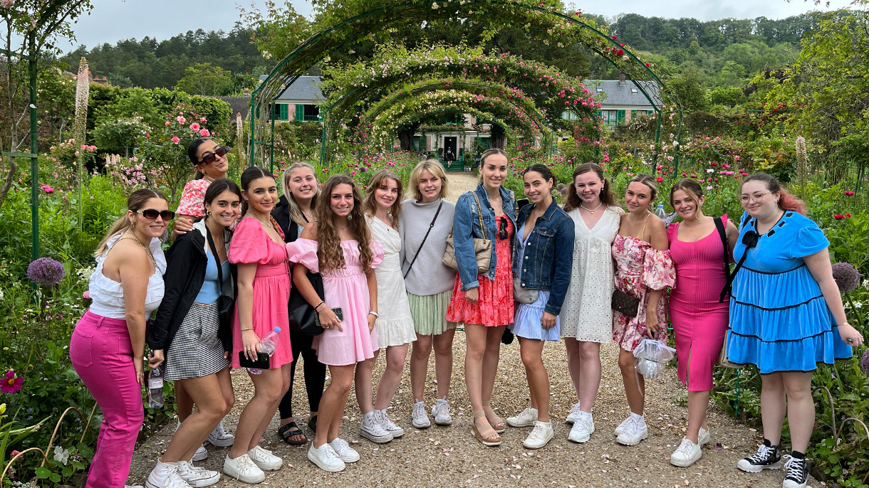 Group photo of SHU students in Giverny, France