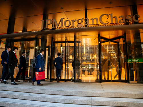 Students walking into JP Morgan Chase corporate office