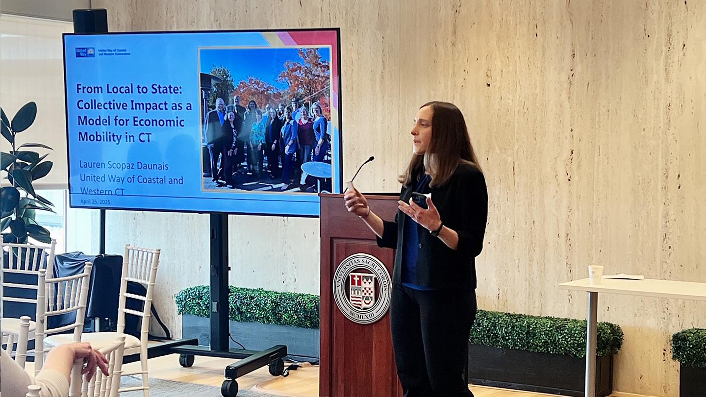 Lauren Scopaz Daunais doing a presentation at a conference