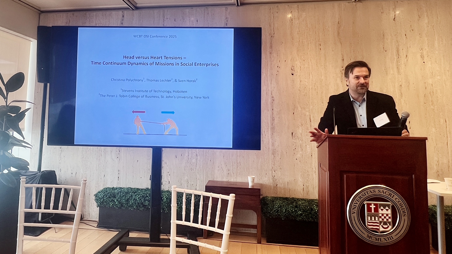 Sven Horak presenting research from a podium