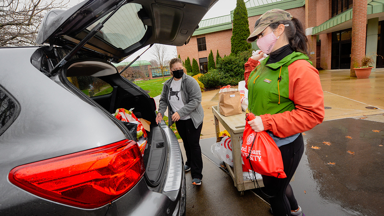 college students gather donated Thanksgiving food