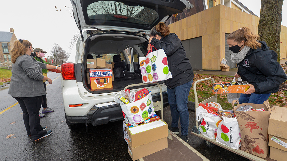 college students gather donated Thanksgiving food