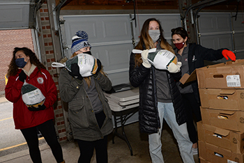 Students distributing Thanksgiving turkeys