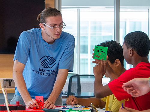 Joaquin Camaran works with Wakeman camp students in the IDEA Lab at Sacred Heart University