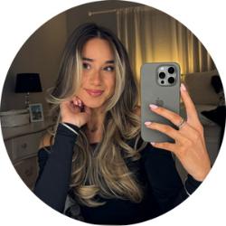 Olivia Jordan taking a selfie in the mirror
