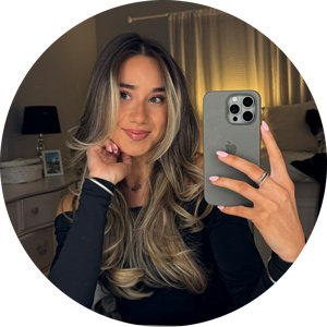 Olivia Jordan taking a selfie in the mirror