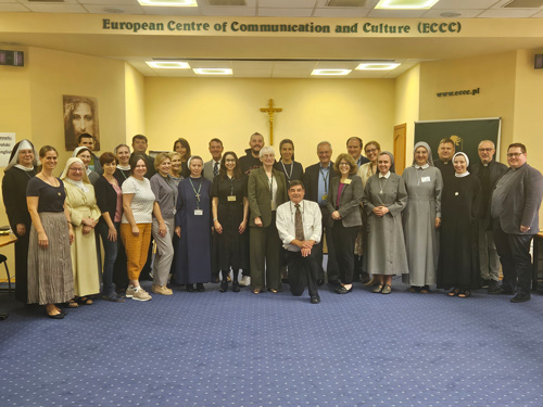 Group photo of attendees at seminar