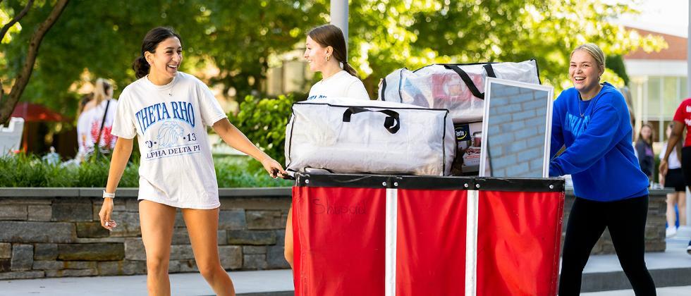 Students moving items into dorms