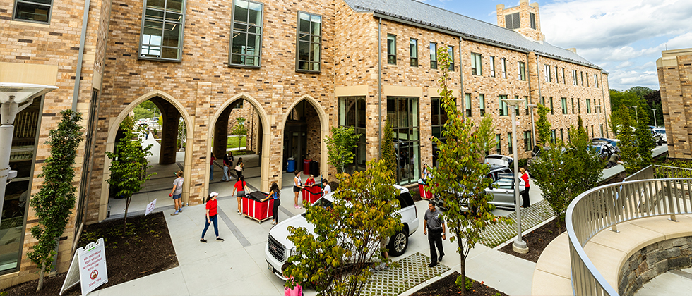 Families unpacking cars to move into dorm
