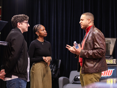Craig Melvin talking to students